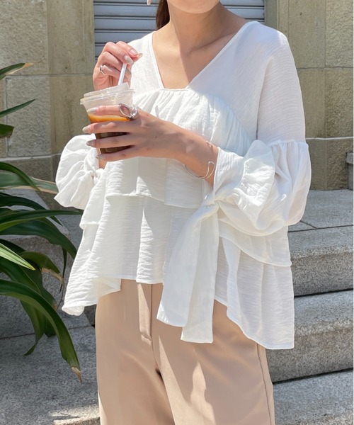 StyleSea(スタイルシー)の「ティアードフリル深Vネックトップス(袖リボン)(シャツ/ブラウス・レディース・オフホワイト/ブラック/ベージュ・FREE)」の1枚目の写真
