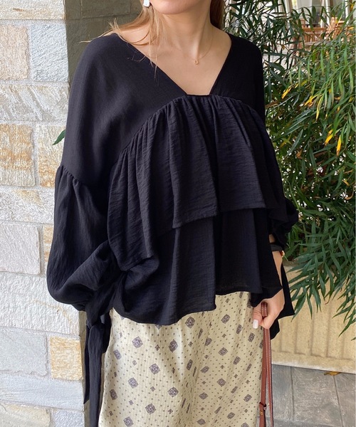 StyleSea(スタイルシー)の「ティアードフリル深Vネックトップス(袖リボン)(シャツ/ブラウス・レディース・オフホワイト/ブラック/ベージュ・FREE)」の2枚目の写真
