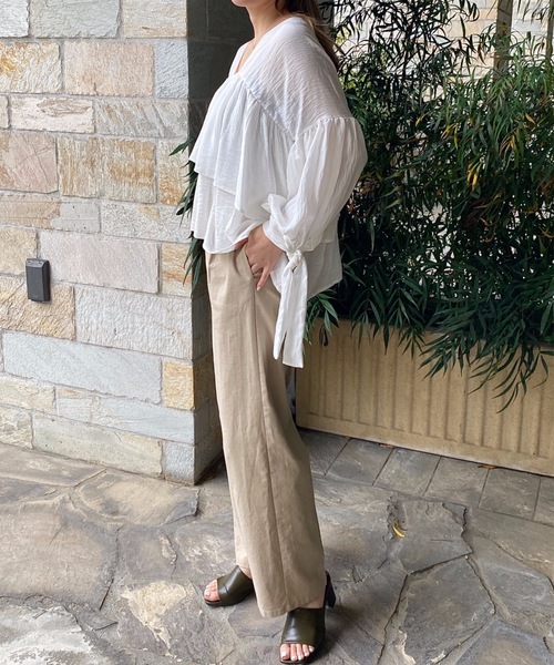 StyleSea(スタイルシー)の「ティアードフリル深Vネックトップス(袖リボン)(シャツ/ブラウス・レディース・オフホワイト/ブラック/ベージュ・FREE)」の5枚目の写真