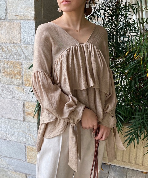 StyleSea(スタイルシー)の「ティアードフリル深Vネックトップス(袖リボン)(シャツ/ブラウス・レディース・オフホワイト/ブラック/ベージュ・FREE)」の22枚目の写真