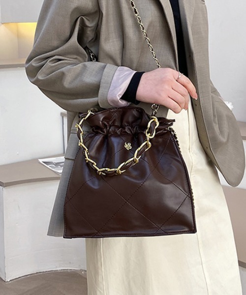 ACT（アクト）の「PUレザー キルティング チェーンショルダーバッグ 巾着バッグ（ショルダーバッグ・レディース・ホワイト/ブラック/ダークブラウン/ブラウン/ライトブラウン・FREE）」の3枚目の写真