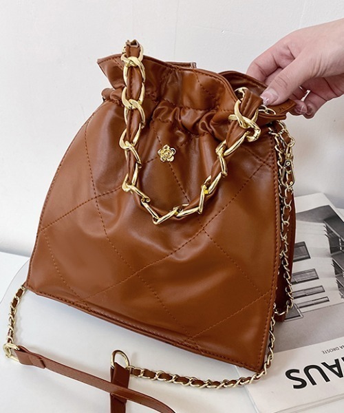 ACT（アクト）の「PUレザー キルティング チェーンショルダーバッグ 巾着バッグ（ショルダーバッグ・レディース・ホワイト/ブラック/ダークブラウン/ブラウン/ライトブラウン・FREE）」の4枚目の写真