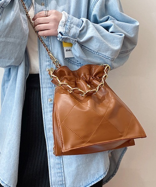 ACT（アクト）の「PUレザー キルティング チェーンショルダーバッグ 巾着バッグ（ショルダーバッグ・レディース・ホワイト/ブラック/ダークブラウン/ブラウン/ライトブラウン・FREE）」の5枚目の写真