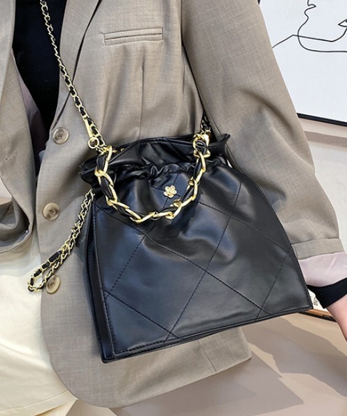 ACT（アクト）の「PUレザー キルティング チェーンショルダーバッグ 巾着バッグ（ショルダーバッグ・レディース・ホワイト/ブラック/ダークブラウン/ブラウン/ライトブラウン・FREE）」の2枚目の写真