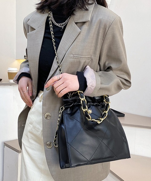 ACT（アクト）の「PUレザー キルティング チェーンショルダーバッグ 巾着バッグ（ショルダーバッグ・レディース・ホワイト/ブラック/ダークブラウン/ブラウン/ライトブラウン・FREE）」の17枚目の写真