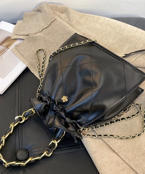 ACT（アクト）の「PUレザー キルティング チェーンショルダーバッグ 巾着バッグ（ショルダーバッグ・レディース・ホワイト/ブラック/ダークブラウン/ブラウン/ライトブラウン・FREE）」の18枚目の写真