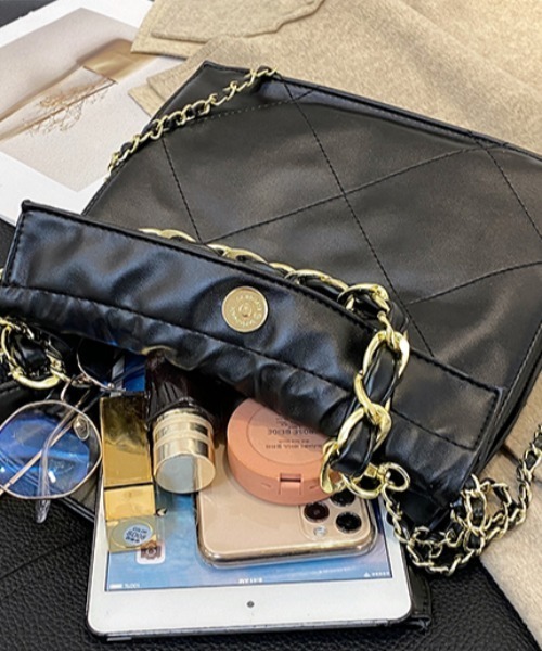 ACT（アクト）の「PUレザー キルティング チェーンショルダーバッグ 巾着バッグ（ショルダーバッグ・レディース・ホワイト/ブラック/ダークブラウン/ブラウン/ライトブラウン・FREE）」の9枚目の写真