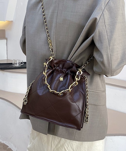 ACT（アクト）の「PUレザー キルティング チェーンショルダーバッグ 巾着バッグ（ショルダーバッグ・レディース・ホワイト/ブラック/ダークブラウン/ブラウン/ライトブラウン・FREE）」の6枚目の写真