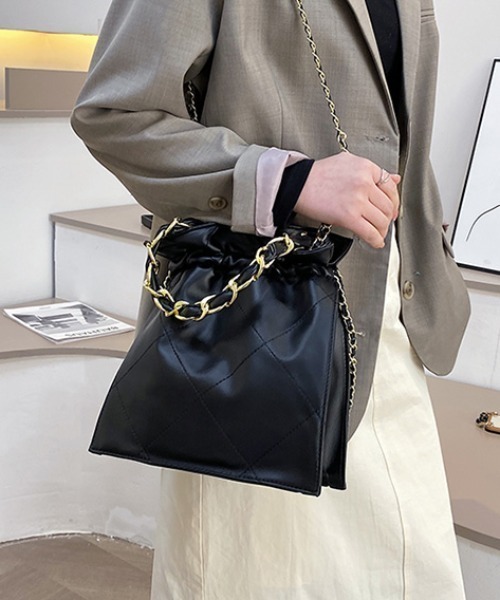 ACT（アクト）の「PUレザー キルティング チェーンショルダーバッグ 巾着バッグ（ショルダーバッグ・レディース・ホワイト/ブラック/ダークブラウン/ブラウン/ライトブラウン・FREE）」の22枚目の写真