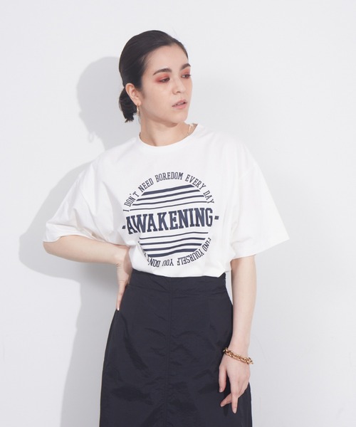 NOMINE(ノミネ)の「オリジナルロゴプリントTシャツ(Tシャツ/カットソー・レディース・チャコールグレー/パープル/ホワイト系その他/ホワイト系その他2/ホワイト系その他3/グリーン・フリー)」の4枚目の写真