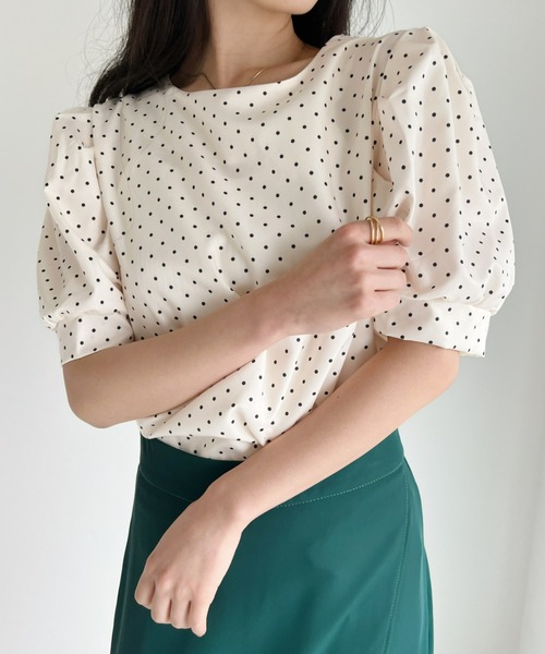 CLEA(クレア)の「ピンドット2wayデザインブラウス(Tシャツ/カットソー・レディース・ホワイト・FREE)」の3枚目の写真