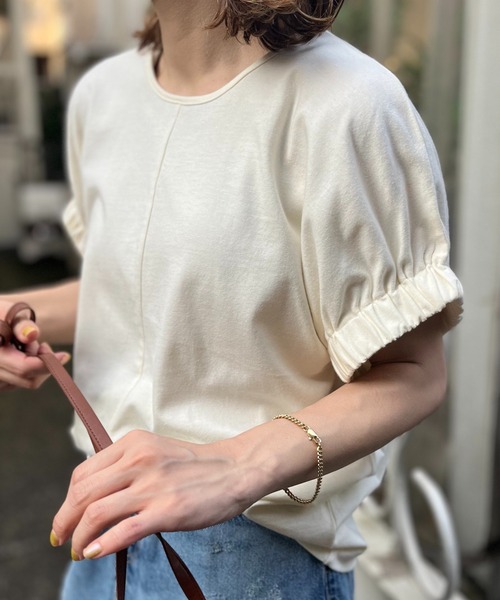 mi via loca(ミヴィアロカ)の「袖口ギャザーデザイントップス(Tシャツ/カットソー・レディース・オフホワイト/モカ/ライトパープル/スミクロ・FREE)」の2枚目の写真