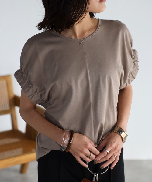 mi via loca(ミヴィアロカ)の「袖口ギャザーデザイントップス(Tシャツ/カットソー・レディース・オフホワイト/モカ/ライトパープル/スミクロ・FREE)」の5枚目の写真