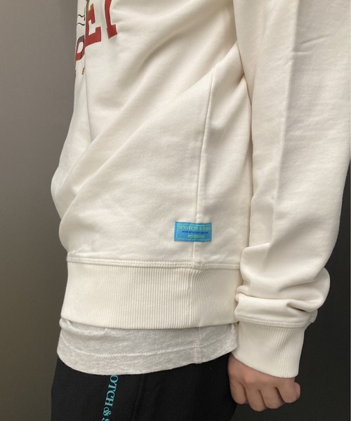 SCOTCH&SODA（スコッチアンドソーダ）の「グラフィック クルーネック スウェット【167222】（スウェット・メンズ・オフホワイト/レッド・MEDIUM/LARGE/SMALL）」の10枚目の写真