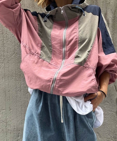 Dalfwin（ダールフィン）の「2022 AW 秋冬 韓国ファッション アウター レディース　レトロ配色ナイロンジャケット ブルゾン オーバーサイズ ビッグシルエット アノラックパーカー ナイロン（ブルゾン・レディース・グリーン/ピンク・FREE）」の11枚目の写真