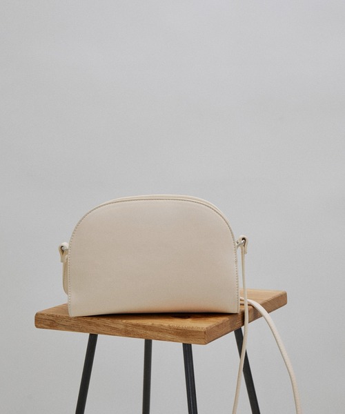 SALON adam et rope'（サロン アダム エ ロペ）の「[ご好評につき追加生産決定！]ハーフムーンショルダーバッグ5（ショルダーバッグ・レディース・ブルー/ブラック/ホワイト・FREE）」の2枚目の写真