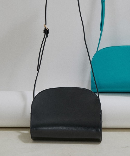 SALON adam et rope'（サロン アダム エ ロペ）の「[ご好評につき追加生産決定！]ハーフムーンショルダーバッグ5（ショルダーバッグ・レディース・ブルー/ブラック/ホワイト・FREE）」の3枚目の写真