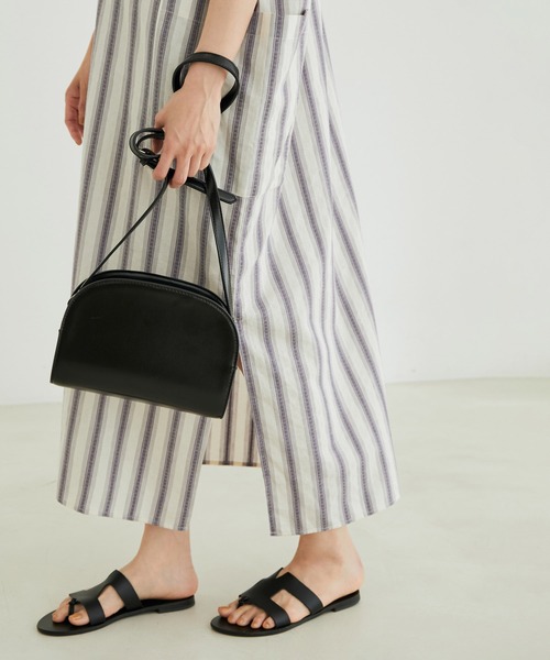 SALON adam et rope'（サロン アダム エ ロペ）の「[ご好評につき追加生産決定！]ハーフムーンショルダーバッグ5（ショルダーバッグ・レディース・ブルー/ブラック/ホワイト・FREE）」の5枚目の写真