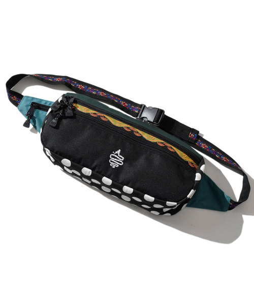 ALDIES（アールディーズ）の「Zimon Waist Bag / ジモンウエストバッグ（ボディバッグ/ウエストポーチ・メンズ・ブラック×ブルー/オレンジ系/ブラック×グリーン・FREE）」の2枚目の写真