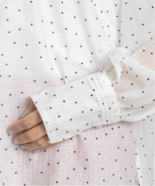 シアードットパフブラウス