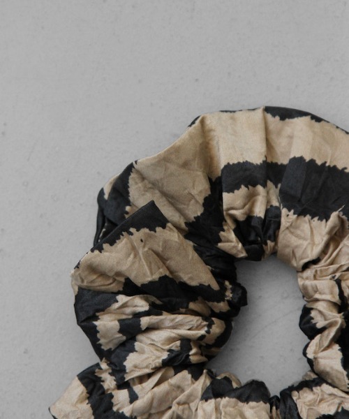 GANNI（ガニー）の「GANNI Crinkled Satin Scrunchie（シュシュ・レディース・カーキ・ONE SIZE）」の2枚目の写真
