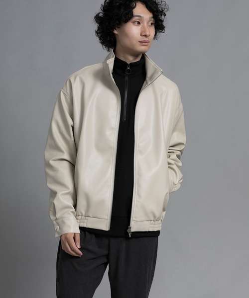 aimoha(アイモハ)の「aimoha men STAND NECK PU BLOUSON スタンドネックブルゾン(ブルゾン・メンズ・オフホワイト/ブラック・MEDIUM/X-LARGE/XX-LARGE/LARGE)」の1枚目の写真