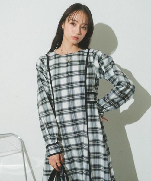 VANNIE U(ヴァニーユー)の「バイカラーパイピングフレアワンピース(ワンピース・レディース・アイボリー/チェック/ベージュ・FREE)」の4枚目の写真