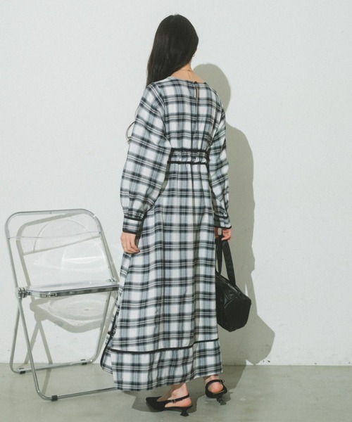 VANNIE U(ヴァニーユー)の「バイカラーパイピングフレアワンピース(ワンピース・レディース・アイボリー/チェック/ベージュ・FREE)」の6枚目の写真