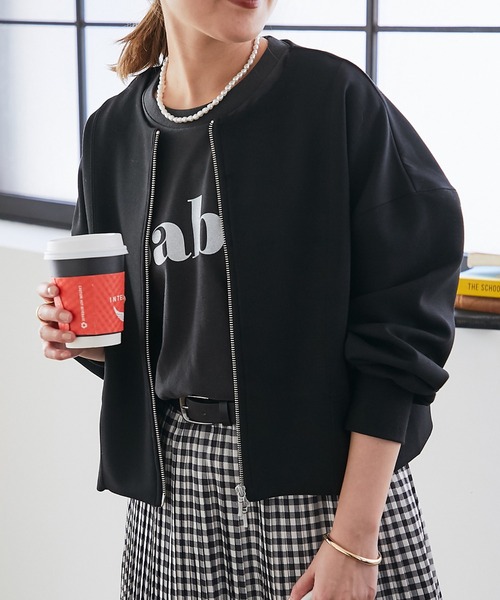 un dix cors(アンディコール)の「ダンボールショートジャケット(ノーカラージャケット・レディース・グレイッシュベージュ/ブラック・FREE)」の2枚目の写真