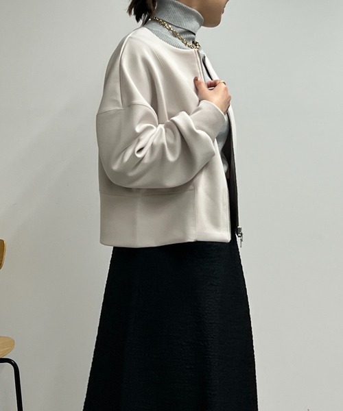 un dix cors(アンディコール)の「ダンボールショートジャケット(ノーカラージャケット・レディース・グレイッシュベージュ/ブラック・FREE)」の5枚目の写真