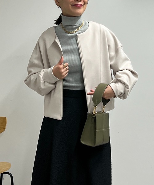 un dix cors(アンディコール)の「ダンボールショートジャケット(ノーカラージャケット・レディース・グレイッシュベージュ/ブラック・FREE)」の4枚目の写真