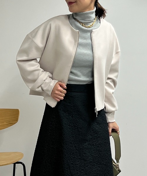 un dix cors(アンディコール)の「ダンボールショートジャケット(ノーカラージャケット・レディース・グレイッシュベージュ/ブラック・FREE)」の3枚目の写真