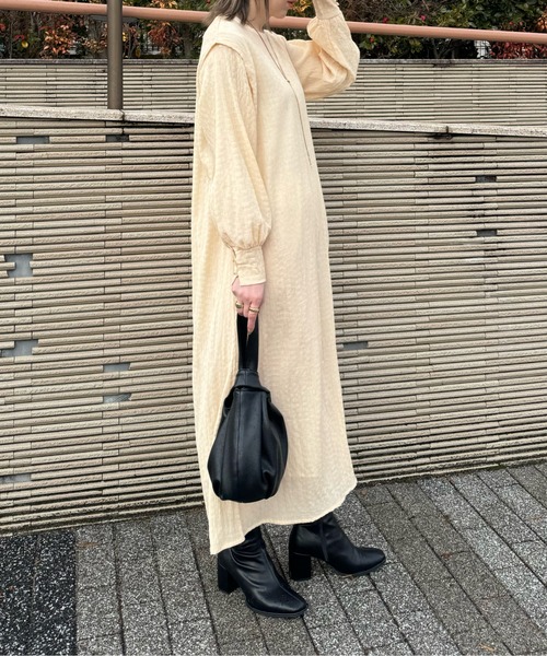 y/m by misato(イムバイミサト)の「シャーリングワンピース(ワンピース・レディース・アイボリー/ブラック・FREE)」の4枚目の写真