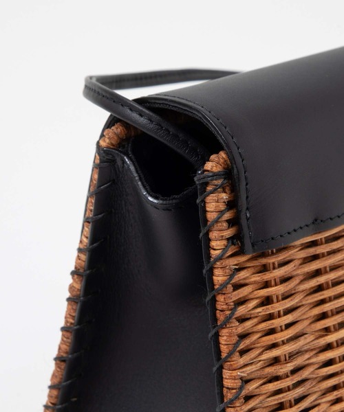 The Bagmati（ザバグマティ）の「BAGMATI LEATHER COMBINATION MINI BASKET SHOULDERBAG バグマティ レザー使い　ミニかごバッグ　ショルダー（ショルダーバッグ・レディース・オフホワイト/ブラック・FREE）」の14枚目の写真