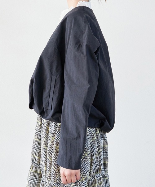 VIS（ビス）の「Vネックボリュームギャザーブルゾン【UVケア・撥水】（ブルゾン・レディース・ブラック/キナリ/イエロー・FREE）」の19枚目の写真