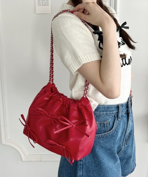 Loueme（ルエム）の「【6色展開】メニーリボンチェーンショルダーバッグ（ハンドバッグ・レディース・シルバー/レッド/ライラック/ライトブルー/ブラック/アイボリー・FREE）」の5枚目の写真