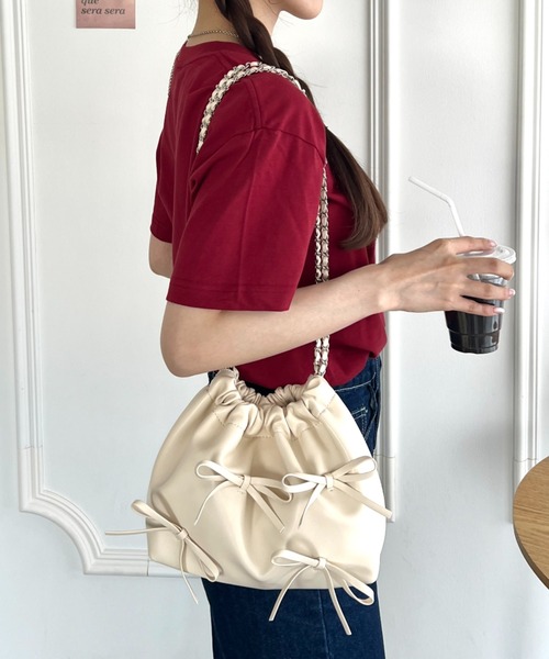 Loueme（ルエム）の「【6色展開】メニーリボンチェーンショルダーバッグ（ハンドバッグ・レディース・シルバー/レッド/ライラック/ライトブルー/ブラック/アイボリー・FREE）」の2枚目の写真