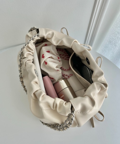 Loueme（ルエム）の「【6色展開】メニーリボンチェーンショルダーバッグ（ハンドバッグ・レディース・シルバー/レッド/ライラック/ライトブルー/ブラック/アイボリー・FREE）」の7枚目の写真