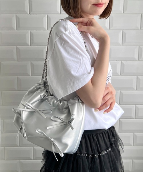 Loueme（ルエム）の「【6色展開】メニーリボンチェーンショルダーバッグ（ハンドバッグ・レディース・シルバー/レッド/ライラック/ライトブルー/ブラック/アイボリー・FREE）」の16枚目の写真