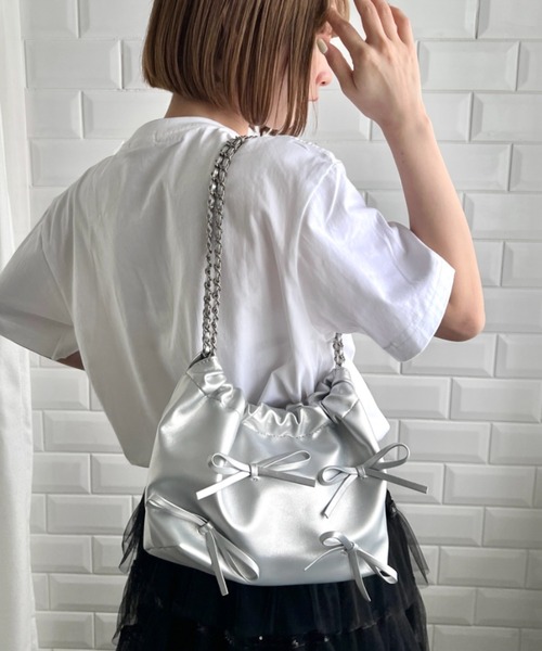 Loueme（ルエム）の「【6色展開】メニーリボンチェーンショルダーバッグ（ハンドバッグ・レディース・シルバー/レッド/ライラック/ライトブルー/ブラック/アイボリー・FREE）」の17枚目の写真