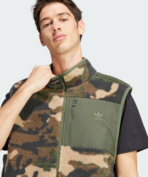 adidas（アディダス）の「グラフィック カモ柄リバーシブルフリース 