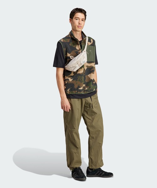 adidas（アディダス）の「グラフィック カモ柄リバーシブルフリース 