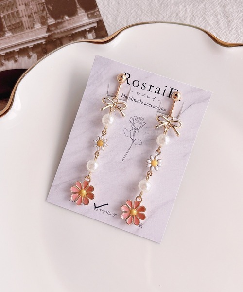 tone(トーン)の「【RosraiE】マーガレット リボンパール ロング イヤリング(MA)(イヤリング・レディース・ゴールド・FREE)」の2枚目の写真