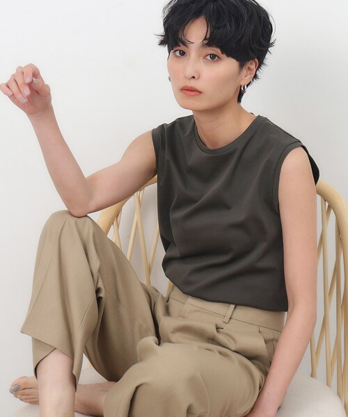 OPAQUE.CLIP（オペークドットクリップ）の「◆UV ベーシックノースリーブ／シルキースーピマ【接触冷感/洗濯機洗い可】（Tシャツ/カットソー・レディース・チャコールグレー/ホワイト/ブラック・36/38/40/42）」の3枚目の写真