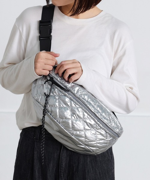 ALTROSE(アルトローズ)の「【500mlペットボトル収納可】ボディバッグ キルト キルティング タム(ボディバッグ/ウエストポーチ・レディース・グレー/シルバー/アイボリー/カーキ/ブラック・FREE)」の5枚目の写真