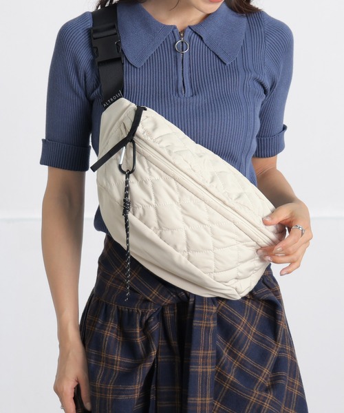 ALTROSE(アルトローズ)の「【500mlペットボトル収納可】ボディバッグ キルト キルティング タム(ボディバッグ/ウエストポーチ・レディース・グレー/シルバー/アイボリー/カーキ/ブラック・FREE)」の2枚目の写真