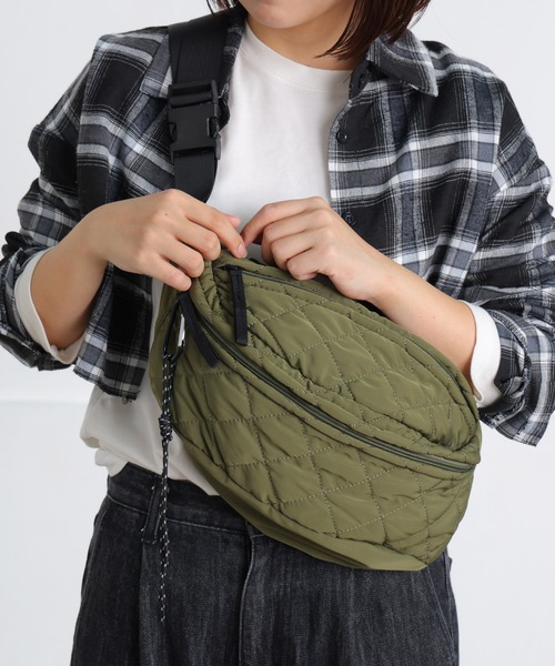 ALTROSE(アルトローズ)の「【500mlペットボトル収納可】ボディバッグ キルト キルティング タム(ボディバッグ/ウエストポーチ・レディース・グレー/シルバー/アイボリー/カーキ/ブラック・FREE)」の7枚目の写真