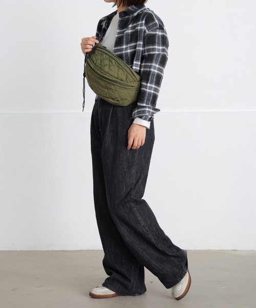 ALTROSE(アルトローズ)の「【500mlペットボトル収納可】ボディバッグ キルト キルティング タム(ボディバッグ/ウエストポーチ・レディース・グレー/シルバー/アイボリー/カーキ/ブラック・FREE)」の8枚目の写真