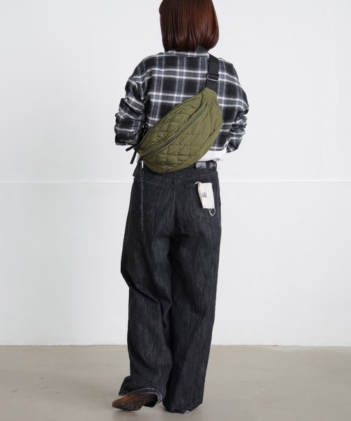 ALTROSE(アルトローズ)の「【500mlペットボトル収納可】ボディバッグ キルト キルティング タム(ボディバッグ/ウエストポーチ・レディース・グレー/シルバー/アイボリー/カーキ/ブラック・FREE)」の10枚目の写真