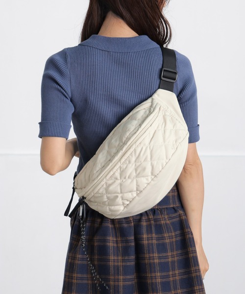 ALTROSE(アルトローズ)の「【500mlペットボトル収納可】ボディバッグ キルト キルティング タム(ボディバッグ/ウエストポーチ・レディース・グレー/シルバー/アイボリー/カーキ/ブラック・FREE)」の13枚目の写真